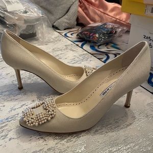 Manolo Blahnik linen and Pearl 70mm hangsis size 37